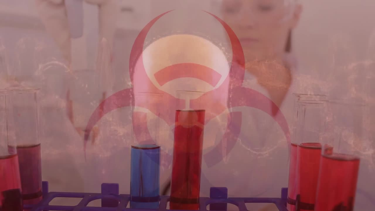 cráneo humano girando y covid-19 extendiéndose sobre científico trabajando en el fondo