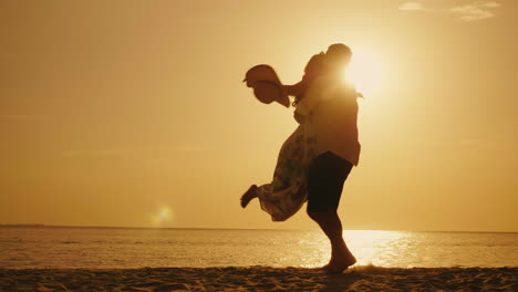 disfrutar emocionalmente de las vacaciones junto al mar pareja joven abrazándose alegremente contra el telón de fondo de la s