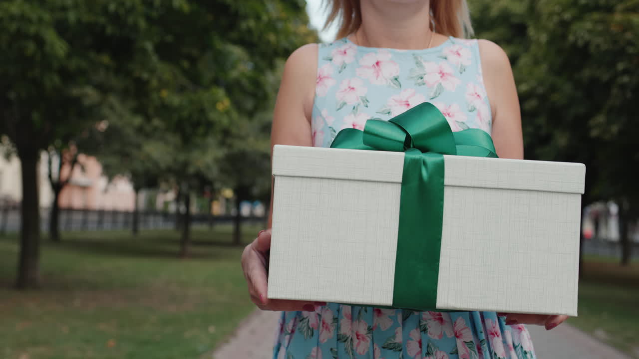 빨간 하이힐을 신고 쇼핑백을 들고 있는 여성 2