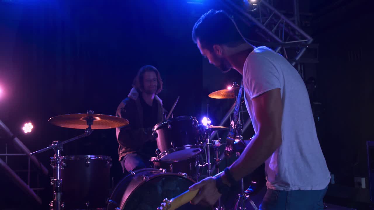 musicisti che si esibiscono durante un concerto