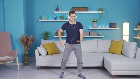 man doing sports at home by pulling himself from his phone with headphones on.