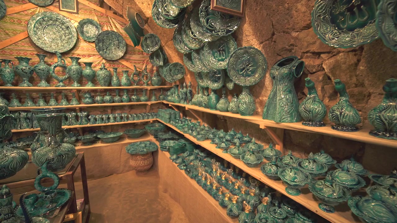 Esposizione di ceramiche turche artigianali in un negozio in grotta