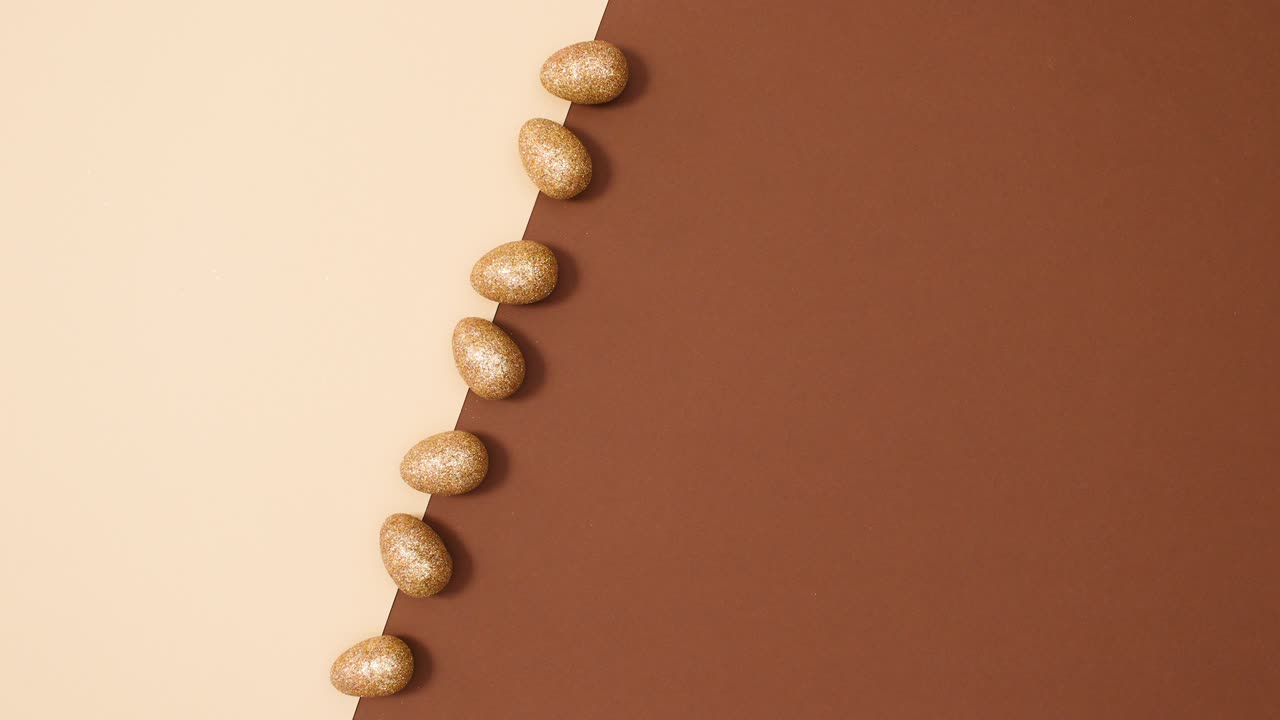 "미니멀 플래트 레이 (minimal flat lay) - ""아무것도 없는 갈색 배경 위에 동작하는 부활절 반이는 황금 달"""