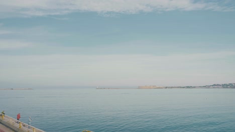 vista de la costa con los pescadores