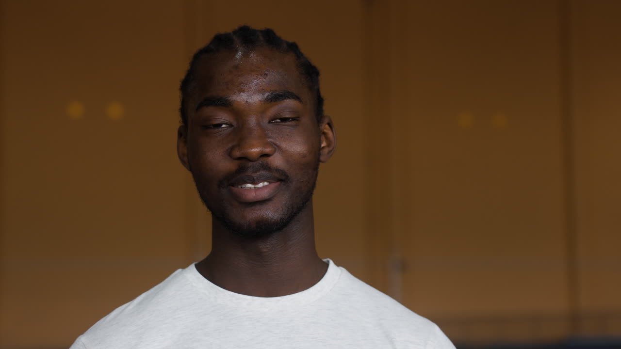 joven en pista de atletismo