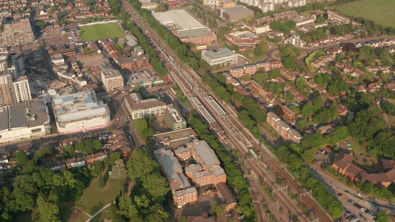 pan abajo toma aérea sobre el tren de la línea elizabeth que llega a la estación de maidenhead