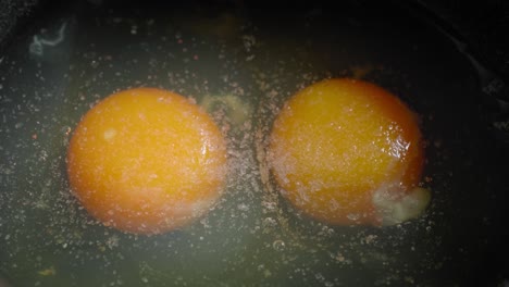 adding salt to raw eggs before beating them, cooking scrambled eggs