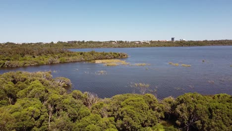 panorámica de derecha a izquierda de rotary park wanneroo y el lago joondalup