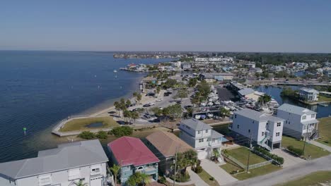 Video-De-Drones-De-4k-Del-Parque-De-Playa,-Hotel-Y-Puerto-Deportivo-En-La-Playa-De-Hudson-En-El-Golfo-De-México-En-Florida