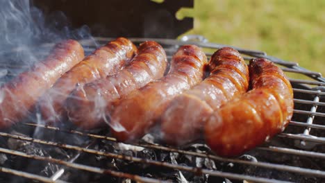 Dicke-Saftige-Würstchen-Grillen-Am-Feuer