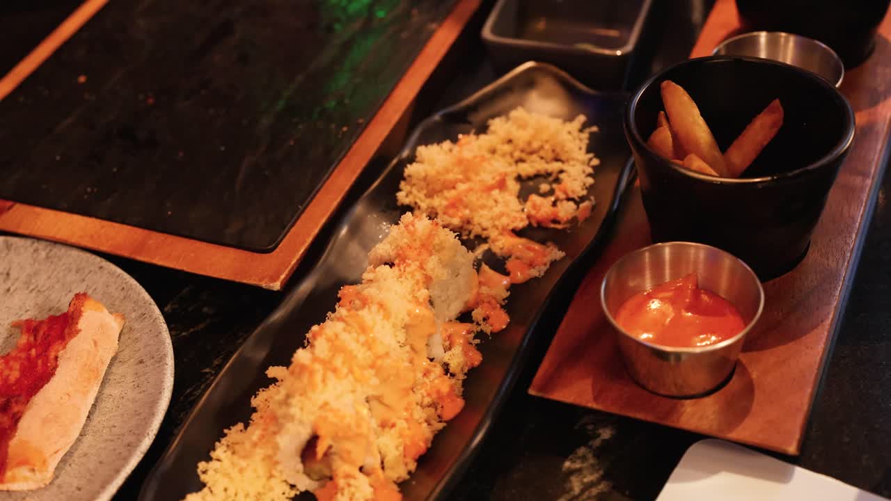 Sushi e patatine serviti con salsa d'accompagnamento