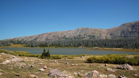 impresionante lago del castillo rojo inferior en el bosque nacional de uinta alto con montañas áridas, pinos y pequeño follaje en un sendero de diez millas para mochileros entre utah y wyoming