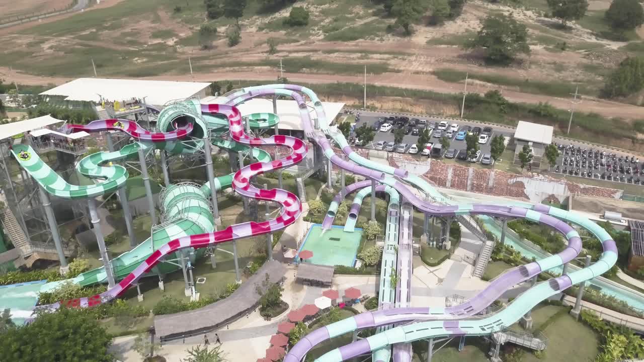 活気のあるウォーターパークの空中写真