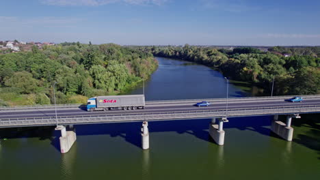 автомобильное движение грузовиков и автомобилей