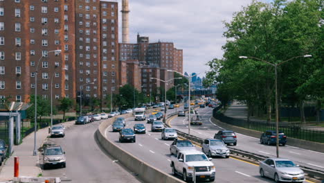 escena de tráfico en la carretera de la ciudad