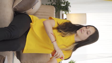 video vertical de una estudiante rociando perfume.