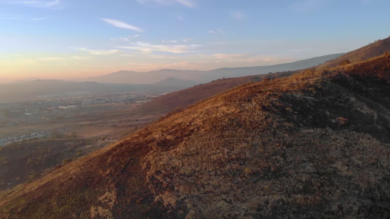 toma aérea giratoria de una gran montaña cerca de colima en méxico al atardecer