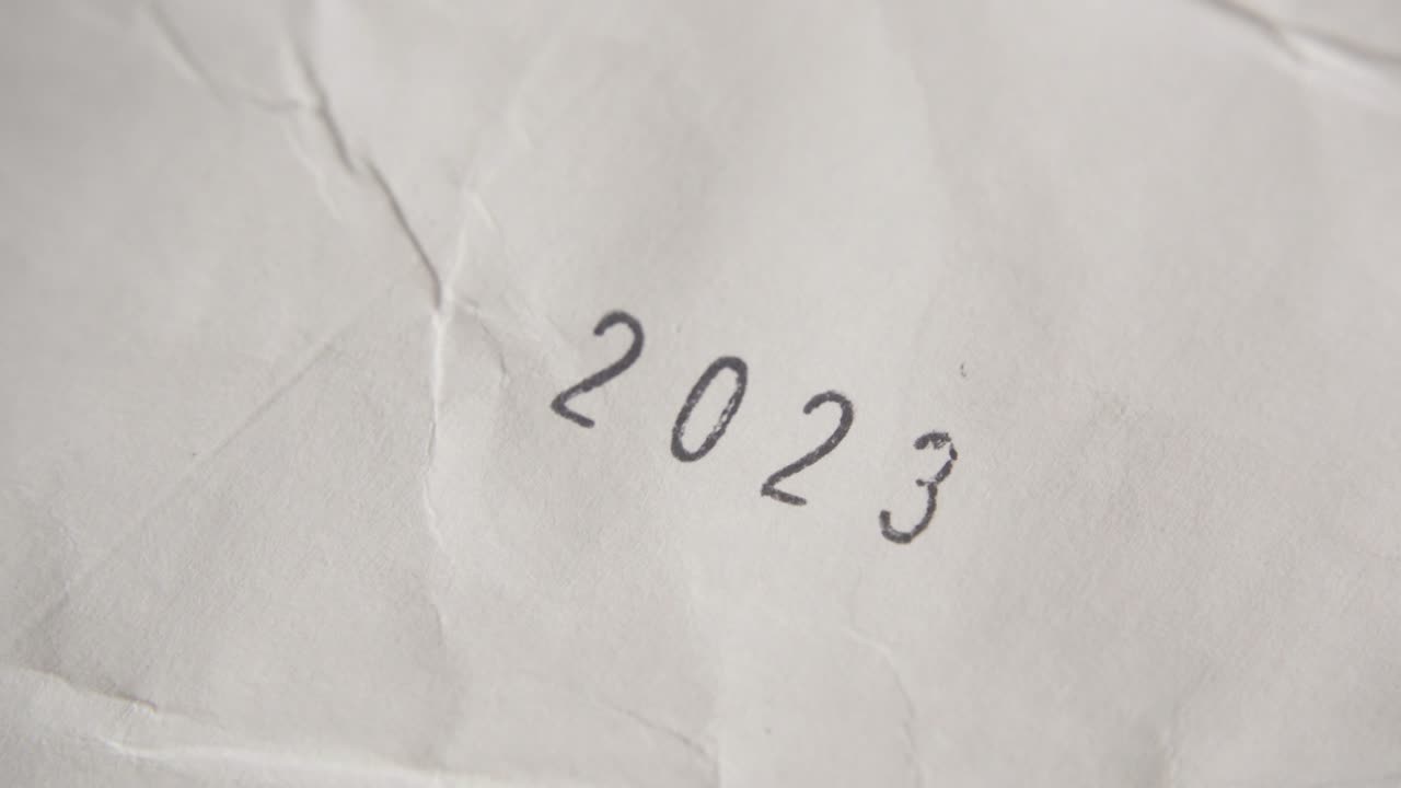 Timbro con il numero dell'anno 2023 su un foglio bianco.