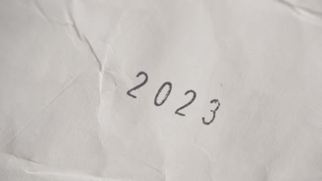 un número de año 2023 en un sello de papel blanco