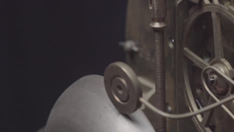 un reloj vintage antiguo con el movimiento del mecanismo de tick-tock