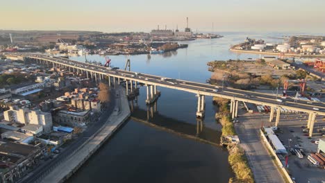 Statische-Antenne-Des-Autobahnverkehrs-Auf-Einer-Brücke-über-Dem-Wasser-In-Buenos-Aires