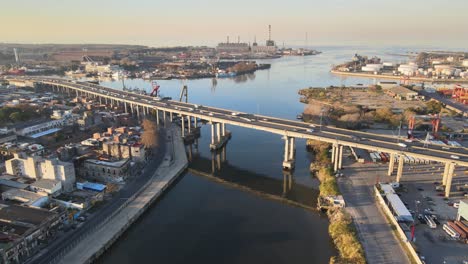 Antena-Estática-Del-Tráfico-Por-Carretera-En-Un-Puente-Sobre-El-Agua-En-Buenos-Aires.