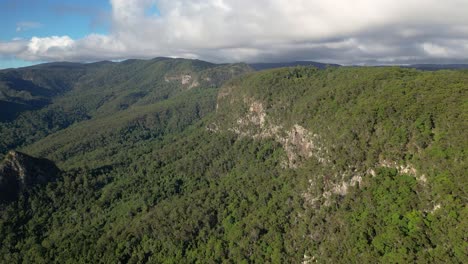 vista aérea sobre el parque nacional de lamington mirando hacia el sur hacia binna burra, la cámara se mueve de derecha a izquierda