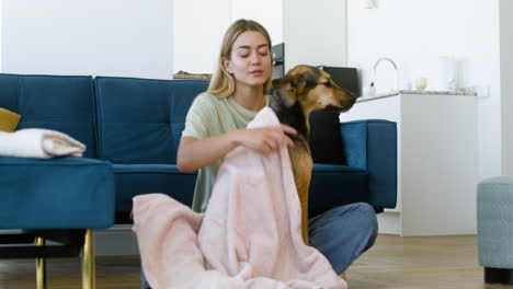 mujer y perro en casa