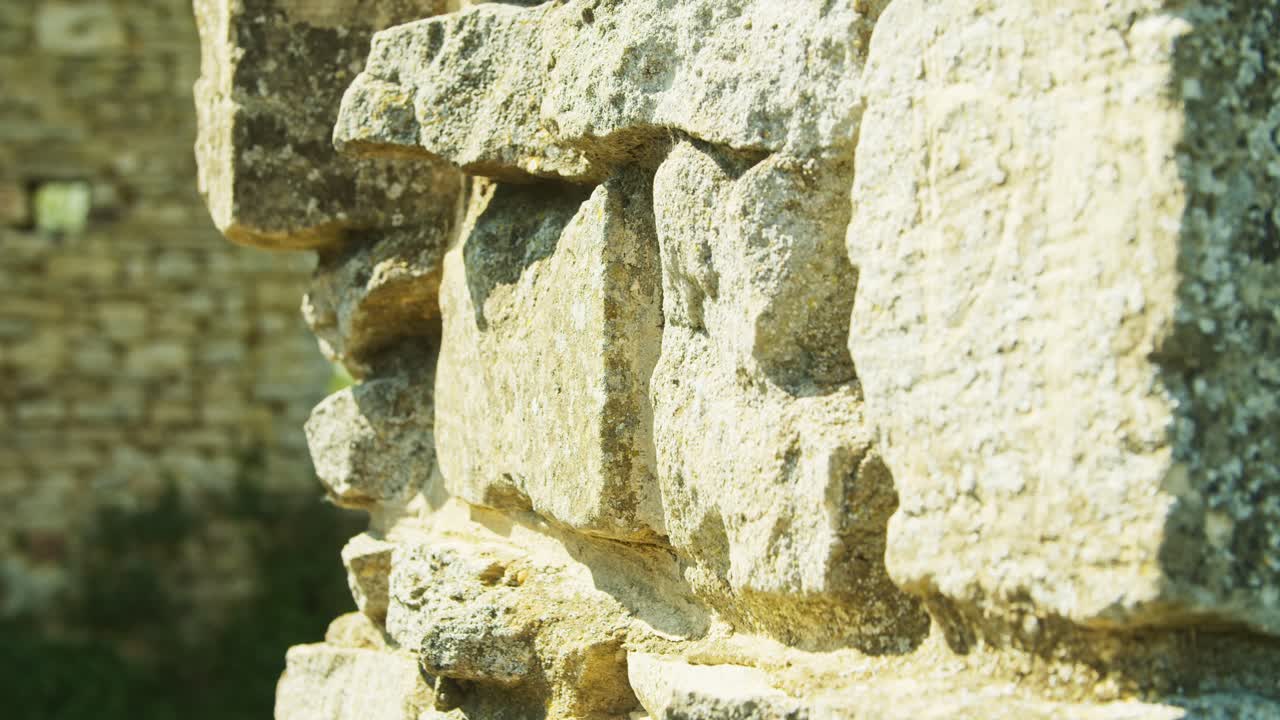 성 베드로 교회 폐허 내 오래된 벽돌 벽을 쓰다듬는 흑인 남성의 4k 영상