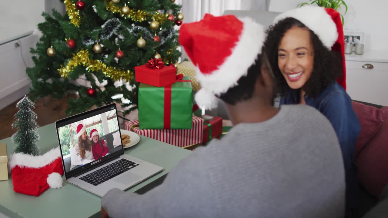 feliz pareja afroamericana en videollamada en computadora portátil con amiga y hija en navidad