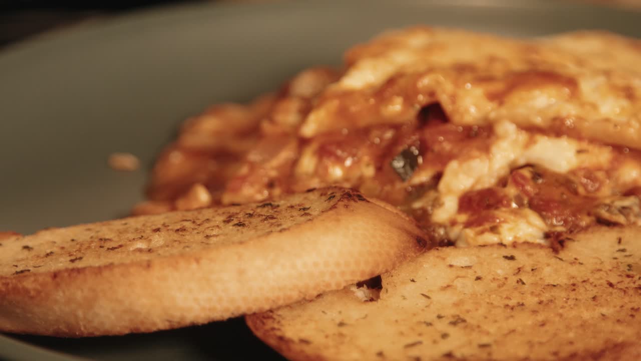 마늘  ⁇  조각으로  ⁇ 인 채소 라자냐의 가까운 팬