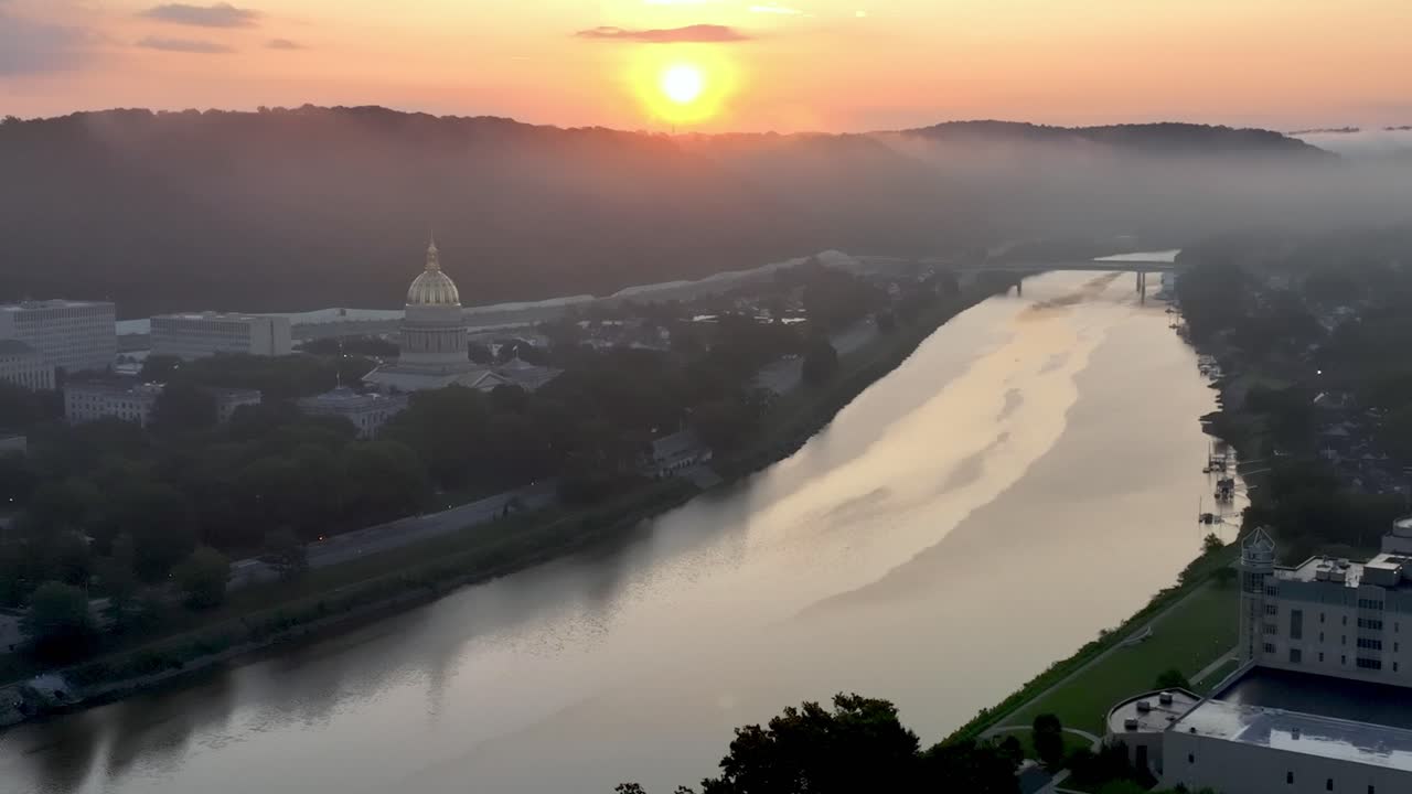 aerial sobre el río kanawha al amanecer con la capital del estado de virginia occidental en charleston virginia occidental en el fondo