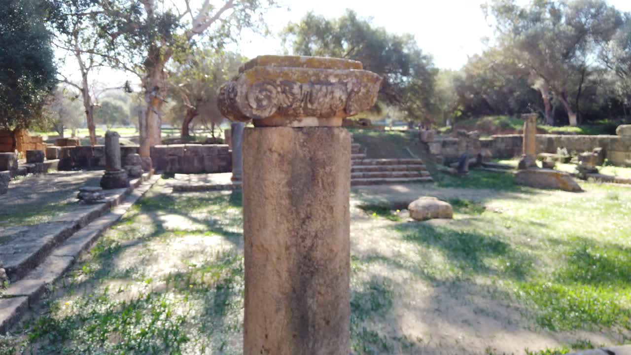una columna de roca romana antes de cristo en las ruinas de tipaza