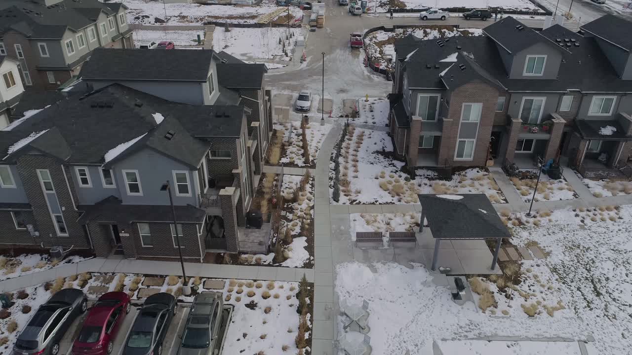 un complejo de condominios suburbanos en desarrollo en aurora, colorado, invierno de 2021