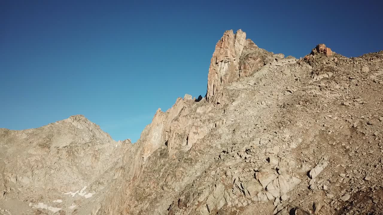 montañas rocosas en los alpes durante un amanecer
