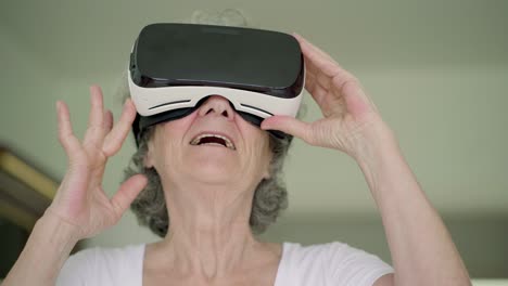 mujer mayor enfocada con gafas de realidad virtual.