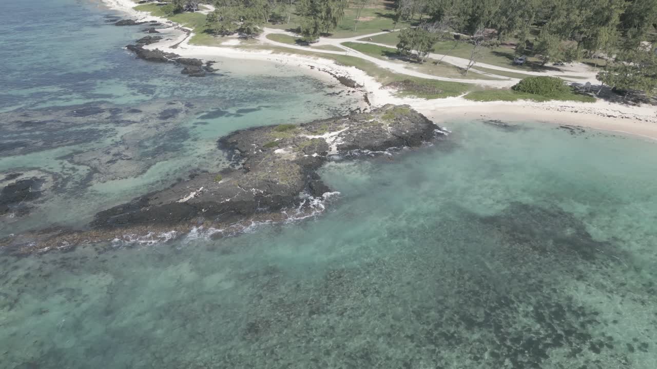 Mauritius - Palmar - vista frontale mentre ci si avvicina a Palmar Cap con le sue rocce