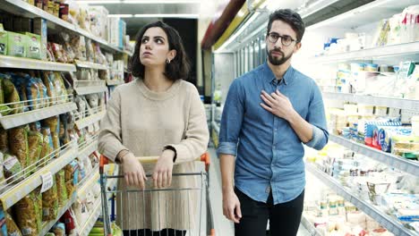 Couple-with-shopping-trolley-shopping-in-store