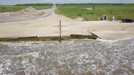 Alejarse-De-La-Cruz-En-La-Playa-De-Galveston