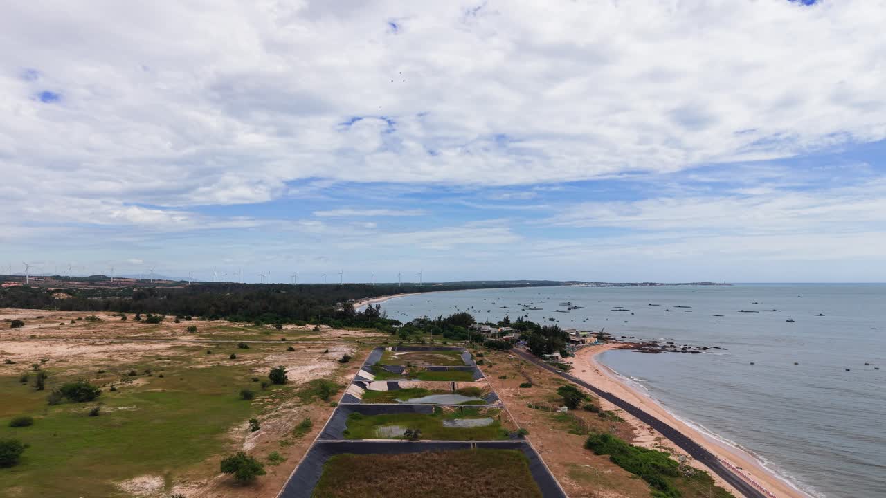 Ripresa aerea inclinata di una fattoria vicino alla spiaggia di Bình Thuận (Vietnam)