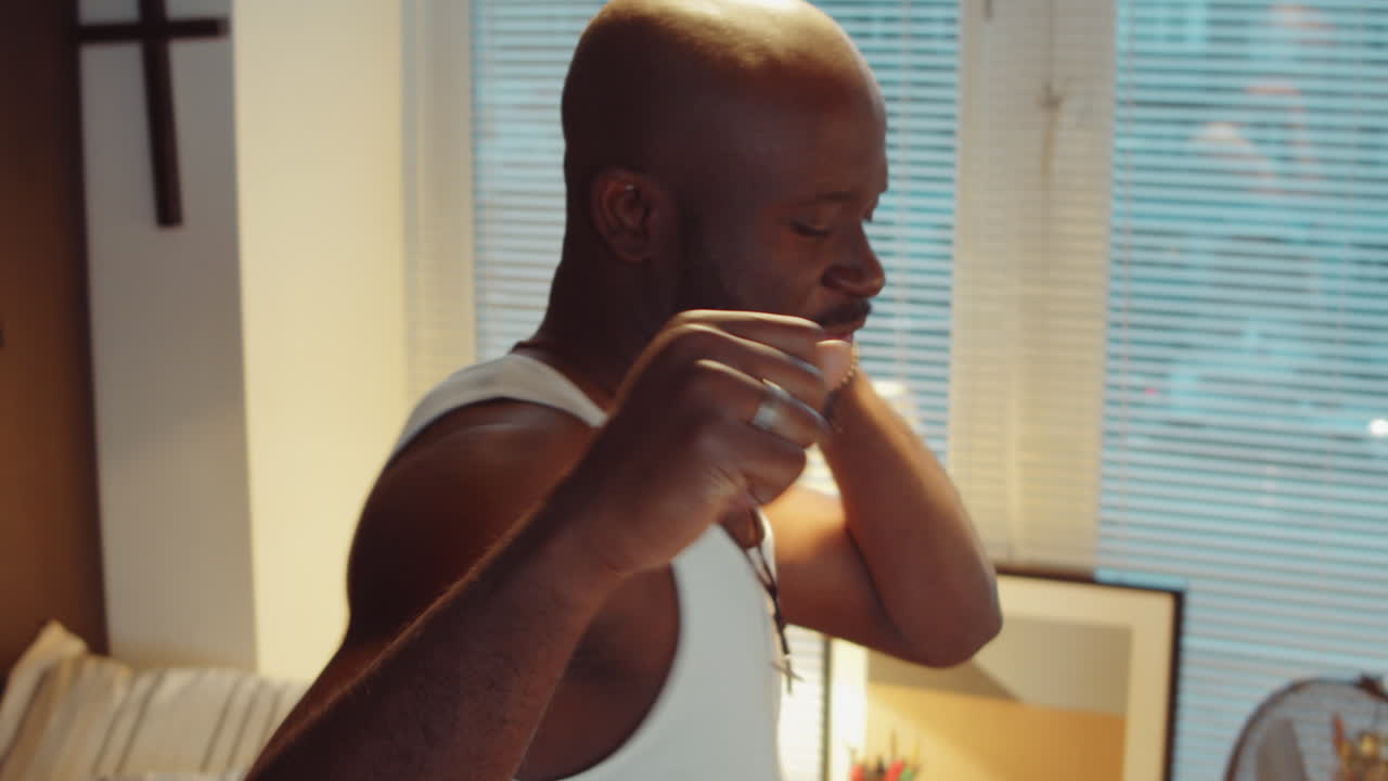 Afroamerikansk mand danser derhjemme