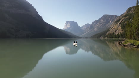 Gente-Navegando-En-Aguas-Tranquilas-Con-Reflejo-De-Espejo-En-Lagos-De-Río-Verde,-Wyoming