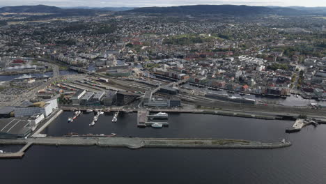 vista a vista de pájaro de la ciudad de trondheim en el fiordo de trondheim en trondelag, noruega