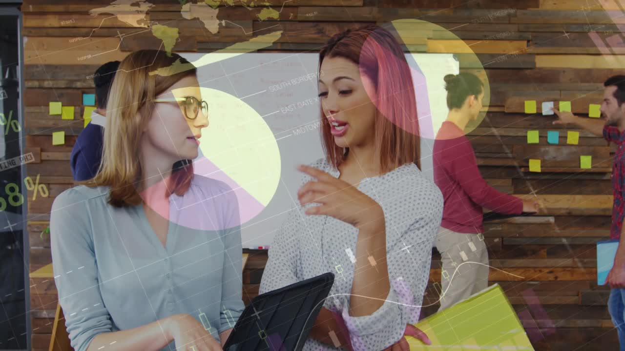 animación del procesamiento de datos financieros sobre dos mujeres de negocios diversas