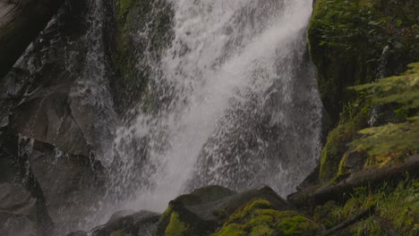 Beautiful-waterfall-in-the-southern-Oregon-cascades-framed-by-green-moss-and-vegetation,-National-Creek-Falls