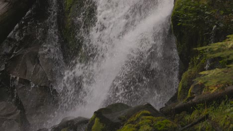 hermosa cascada en el sur de oregón cascadas enmarcadas por musgo verde y vegetación, cascadas de arroyo nacional