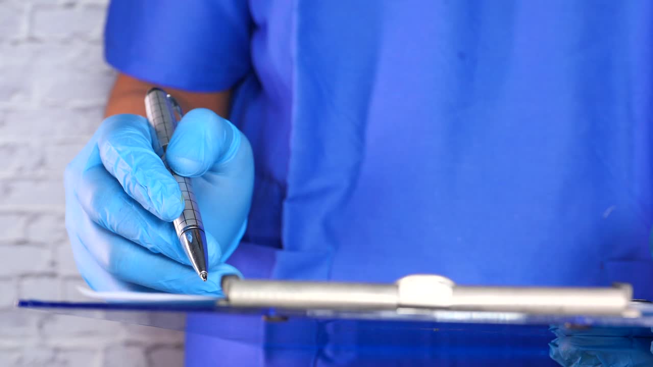 el médico llenando los expedientes de los pacientes.