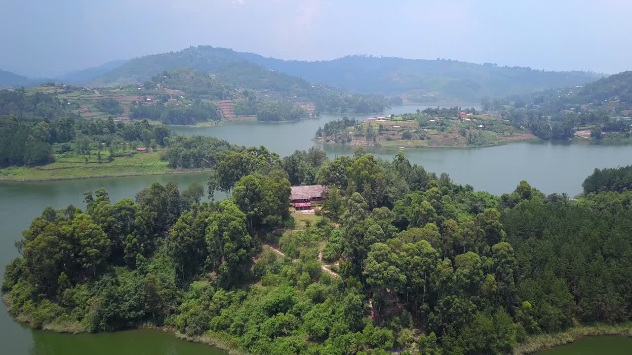 árboles densos rodeados a la cabaña en una isla en el lago bunyonyi, uganda, áfrica