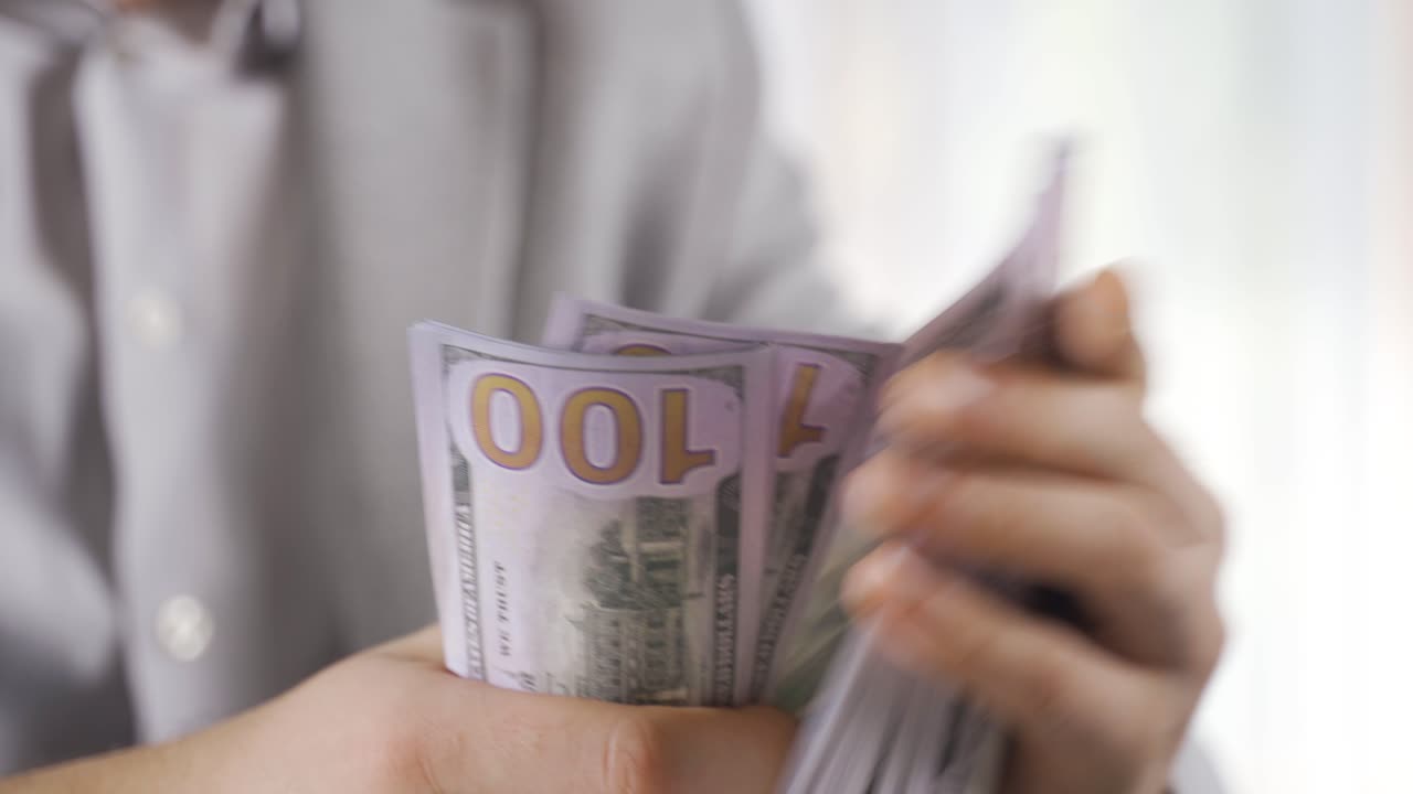 Pengusaha menghitung dolar dari dekat