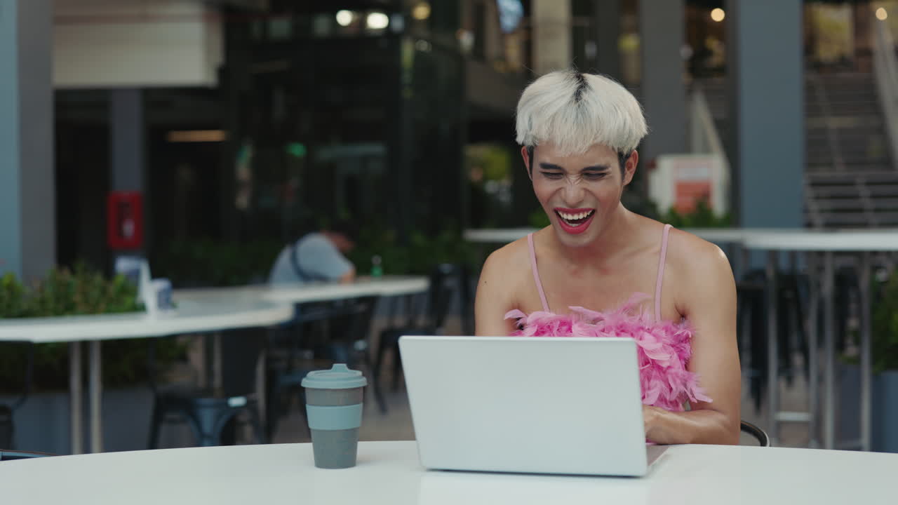 카페에서 노트북으로 일하는 사람